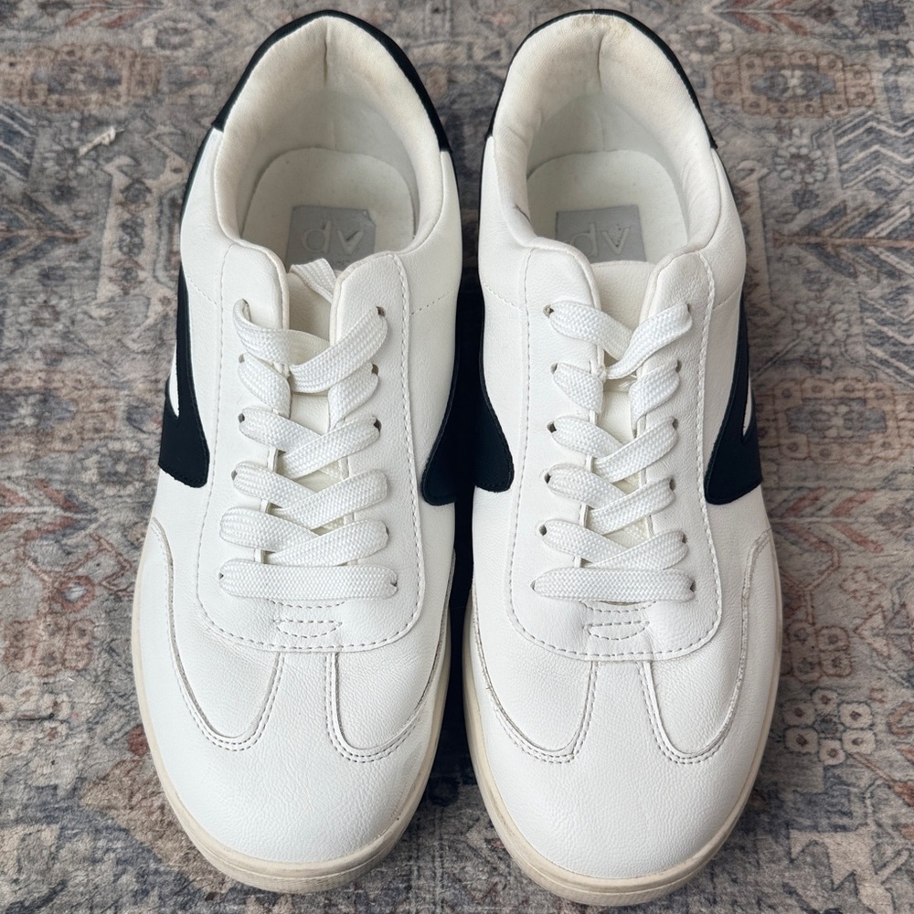 DV Dolce Vita Vasser White & Black Retro Sneakers Size 8.5